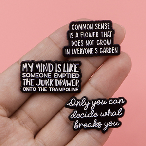 Pin de esmalte con citas inspiradoras: Solo tú puedes decidir qué te rompe el ánimo. Broche, pin de solapa, insignia bonita, regalos de joyería de moda. - Product Image 2