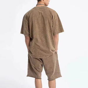 เสื้อยืดแขนสั้นผ้าฝ้ายแท้ทรงหลวมสไตล์ลำลองสำหรับผู้ชาย OEM ขายส่ง พร้อมกางเกงขาสั้นเข้าชุด สีซีดจางแบบซันเฟด - Product Image 3