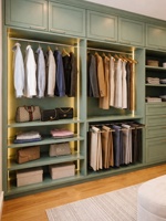 Lemari pakaian walk-in berbentuk U yang dapat disesuaikan, elegan, terbuat dari kayu, dengan laci, rak, dan gantungan baju untuk kamar tidur