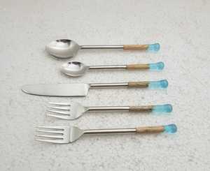 ชุดช้อนส้อมสแตนเลสขายส่งพร้อมด้ามไม้และเรซิ่นสำหรับร้านอาหาร - Product Image 3