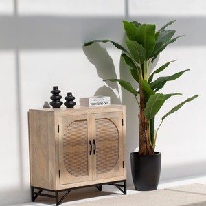 Aparador de Ratán de Dos Puertas Vandana Arista Zenova para Interiores y Exteriores Modernos y Elegantes - Product Image 1