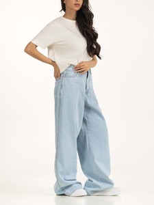 T-shirt blanc minimaliste à col rond pour femme avec logo personnalisé, fabricant de chemises à manches courtes pour femme, dernier design, style estival élégant - Product Image 6