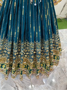 Robe longue en velours vert foncé brodée, col bijou, coupe trapèze, style bohème, manches longues, ornée de perles, tenue de soirée ethnique - Product Image 4