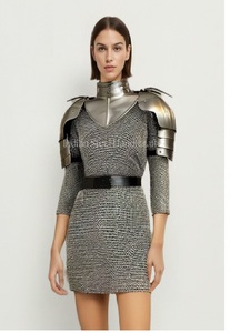 Vestido de armadura de malla de acero plateado con hombreras y cinturón, disfraz de moda con relieve de imitación antigua - Product Image 1