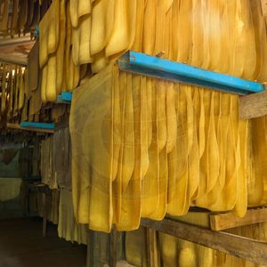 Lámina de caucho natural premium RSS3 con nervaduras y efecto ahumado para fabricación de neumáticos, con embalaje en fardos de un proveedor clave en Vietnam - Product Image 2