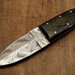 Couteau utilitaire artisanal en acier Damas, manche en bois d'ébène foncé, lame fixe - Product Image 5