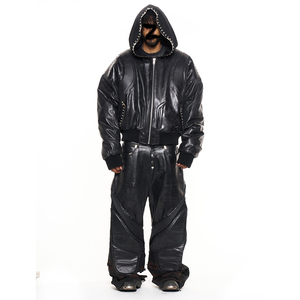 Survêtement en cuir noir pour homme avec capuche, fermeture éclair intégrale, coupe ample, style streetwear, tenue d'hiver avec poches latérales - Product Image 1