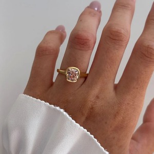 Anillo de Compromiso de Lujo Personalizado con Diamante Cultivado en Laboratorio de 2 Quilates con Corte Cojín y Engaste de Bisel, Oro Amarillo de 14 Quilates, OEM ODM, para Fiestas - Product Image 6