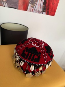 Collar con colgante de moneda tribal afgana ornamentada, con elaboradas cuentas plateadas en relieve y flecos de monedas de múltiples capas - Product Image 2