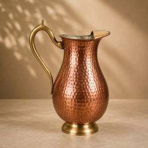 Pichet à eau en cuivre de style vintage arabe avec finition martelée, carafe en métal avec poignée, design luxueux pour servir le thé - Product Image 1