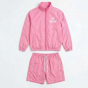 Conjunto Deportivo Ligero de 2 Piezas con Capucha de Nailon, Personalizable con Logotipo, Unisex, Estilo Retro 2025, Chaqueta Cortavientos con Ribetes y Pantalones Cortos - Product Image 1