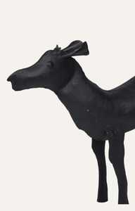 Figurine de cerf en plastique noir au design moderne pour décoration d'anniversaire, présentation sur table - Product Image 3