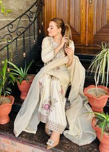 Elegante Conjunto Tradicional de Kurta y Pantalón Dhoti de Crepé Blanco con Bordado Floral y Dupatta de Encaje a Juego para Fiesta - Product Image 5