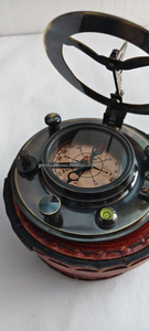เข็มทิศนาฬิกาแดดทองเหลืองพร้อมกล่องหนัง เครื่องมือเดินเรือโบราณ สลักตัวเลขโรมัน - Product Image 4