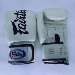 Guantes de boxeo Fairtex blancos personalizados más vendidos, 100% cuero genuino de vaca, guantes de boxeo Fairtex para combate y entrenamiento de boxeo - Product Image 1