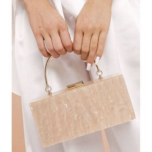 Pochette de soirée élégante en résine durable pour femme, avec un look chic pour les occasions spéciales - Product Image 5