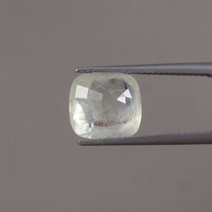 ไพลินสีเหลืองธรรมชาติทรงคุชชั่นขนาด 11x10 มม. น้ำหนัก 6.30 กะรัต รับรองโดย IGI เปลี่ยนสีได้ ขัดเคลือบด้วยน้ำมัน/แว็กซ์ เกรด AAA งานแฮนด์เมด - Product Image 3