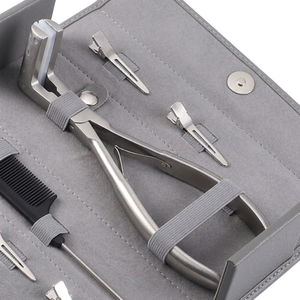 Kit d'outils pour extensions de cheveux TEEJAY H02 finition argentée avec pinces, peigne de sectionnement et clips pour pose et retrait de bandes adhésives - Product Image 6