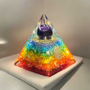 Pirámide de Orgonita con Virutas de Piedras Preciosas Naturales, 7 Chakras, Hecha a Mano, Decoración de Resina y Cobre, Arte en Capas de Piedra Arcoíris, Pirámide de Resina Artesanal - Product Image 1