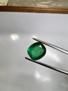 Vente en gros de pierres précieuses vertes naturelles d'émeraude zambienne de 3,33 carats, taille coussin, pour la fabrication de bagues, pendentifs, colliers et bijoux - Product Image 4