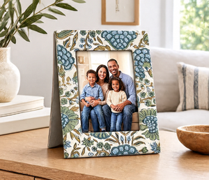 Marco de Fotos Ecológico de Madera Hecho a Mano con Estampado Artesanal Ridhi - Verde Espárrago - Para Colgar en la Pared o Apoyar sobre una Mesa - Marco Navideño - Product Image 1