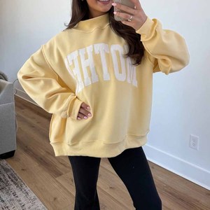 Sweat-shirt à col rond jaune surdimensionné avec impression de lettres blanches Coupe classique Pull unisexe en coton tricoté Vêtement d'automne - Product Image 1