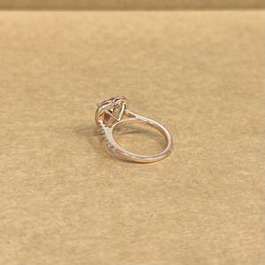 Elegante Anillo de Diamantes Naturales Rosados con Corte Corazón en Oro de 14K, 3.63 CT en el Centro y 0.52 CT en las Laterales, Anillo de Compromiso y Boda de Lujo - Product Image 3