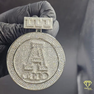 Colgante de lujo con inicial de diamante personalizado en forma de A, con diseño brillante y piedras redondas brillantes para hombre, estilo hip hop. - Product Image 2
