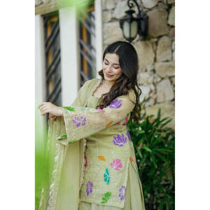 ชุดสูทปาร์ตี้ออกแบบโดยดีไซเนอร์สำหรับผู้หญิงประดับเลื่อมและเขียนโค้ดด้วยงานหรูหราและดูมีสไตล์ - Product Image 2