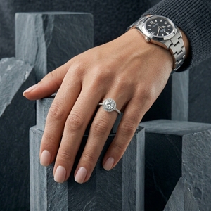 Anillo de Compromiso de Platino PT950 para Mujer con Diamante de Corte Brillante Redondo, Halo y Diamantes Laterales, Estilo Clásico, Certificado IGI - Product Image 3