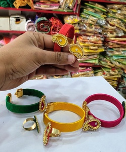 ชุดกำไลข้อมือไหมทำมือสุดหรู ประดับลายเพสลีย์และกุนดัน  งานฝีมือแบบดั้งเดิมของอินเดีย เหมาะสำหรับงานเทศกาล - Product Image 1