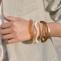 Bracelets en résine très tendance et les plus vendus. Les bracelets en résine sont des accessoires polyvalents utilisés comme bijoux audacieux et avant-gardistes.2026.