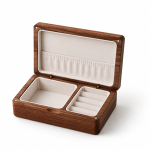Boîte à bijoux en bois massif sur mesure avec doublure en velours doux - Product Image 3
