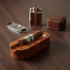 Cenicero de Madera Pura con Diseño Elegante de Grano Natural - Product Image 1