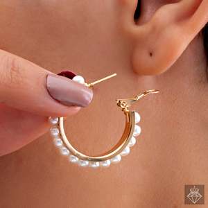 Pendientes finos de aro dorado con perlas luminosas de PRAO para mujer - Product Image 2
