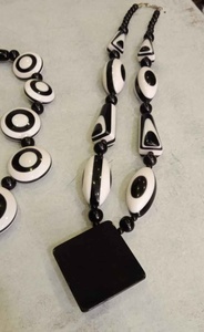 Collier en résine imperméable peint à la main, fabriqué en Inde, pour femmes, accessoire de mode tendance sur le thème de la nourriture et de l'amour, vente en gros - Product Image 4