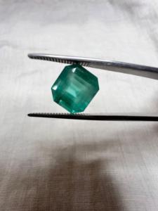 Émeraude verte vif de qualité supérieure, 4,88 carats, taille Asscher, provenant de Zambie - Product Image 1
