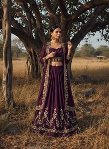 Conjunto de Lehenga Choli Indo-Occidental Tradicional con Blusa de Georgette con Bordado de Estrellas, Zari y Lentejuelas, con Shrug y Lehenga - Product Image 2
