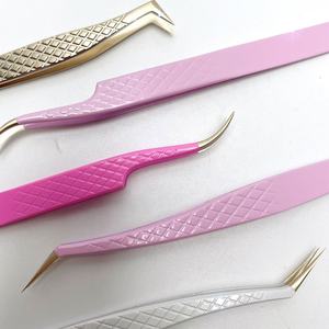 Pince à épiler pour cils rose à pointe en fibre, fabriquée sur mesure par TEEJAY, en acier inoxydable moderne, pointe lisse et manche durable. - Product Image 3