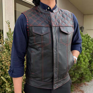 Gilet de moto pour homme de luxe fait main en cuir véritable noir avec épaules matelassées en losanges, coupe style club - Product Image 2