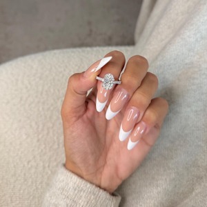 Anillo de Compromiso con Diamante Cultivado en Laboratorio de Corte Ovalado de 4.50 Quilates, Halo Oculto Tipo Catedral y Pavé, Certificado IGI, Oro Blanco de 14K - Product Image 1