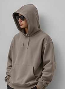 Sudadera con Capucha Signature de 280 GSM en Polialgodón – Corte Clásico Regular, Interior de Felpa Suave, Estilo Urbano Moderno - Product Image 2