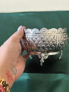 Bol Urli traditionnel couleur argent, fait main, centre de table décoratif festif pour la décoration de la maison et les cadeaux de Diwali - Product Image 2
