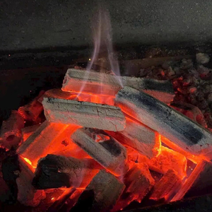 Charbon de bois en briquettes de sciure de bois dur du Vietnam, combustible pour barbecue, sans fumée, haute teneur en carbone, faible teneur en cendres, combustion longue durée 6 heures, fournisseur OEM - Product Image 1