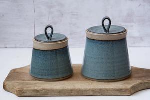 โถเก็บของแบบมินิมอลทำมือ พร้อมฝาปิดแบบห่วงจับเคลือบเงา ที่จัดระเบียบบนเคาน์เตอร์อย่างสวยงาม ที่เก็บของในครัวทันสมัย - Product Image 6