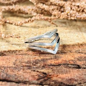 Anillo Boho de Latón con Triple Chevron en Forma de V, Plateado, Joyería Unisex al por Mayor - Product Image 3