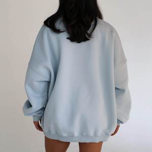 เสื้อสเวตเชิ้ตคอเต่าโอเวอร์ไซส์สำหรับผู้หญิง สีฟ้าอ่อน พิมพ์ลายตัวอักษรสีชมพู ทรงหลวม ไหล่ตก แขนยาว ผ้าฝ้าย สำหรับฤดูใบไม้ร่วง - Product Image 2