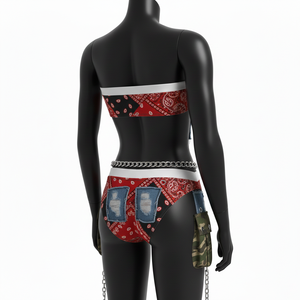 Conjunto de bikini de poli spandex de alta calidad con estampado paisley rojo y negro, paneles laterales de mezclilla rasgada con estampado de camuflaje y logo termoadhesivo para mujer. - Product Image 4