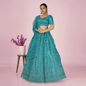 Ensemble Lehenga Choli en tulle avec jupe évasée à motifs brodés, chemisier assorti, et dupatta en tulle transparent doux et fluide - Product Image 3