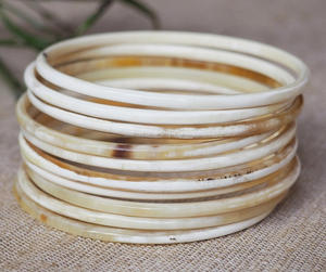 Bracelet en corne de boeuf d'excellente qualité à la mode Beau design Bijoux polis pour filles et femmes avec taille personnalisée - Product Image 1